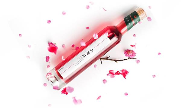 一口鲜澈的桃花醉，仿佛春色就在唇边