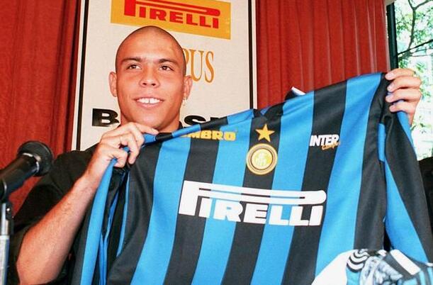 外星人罗纳尔多钟摆过人,足坛外星人罗纳尔多年轻时