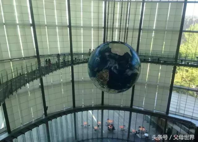 一个从来没用过童车的爸爸抱着孩子去日本水族馆吓人了！