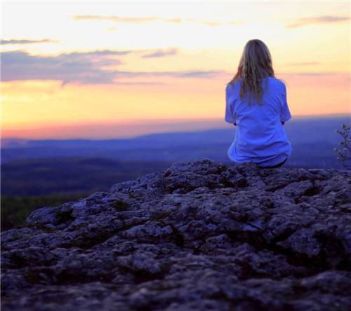 物是人非事事休欲语泪先流意思,物是人非事事休欲语泪先流韩寒