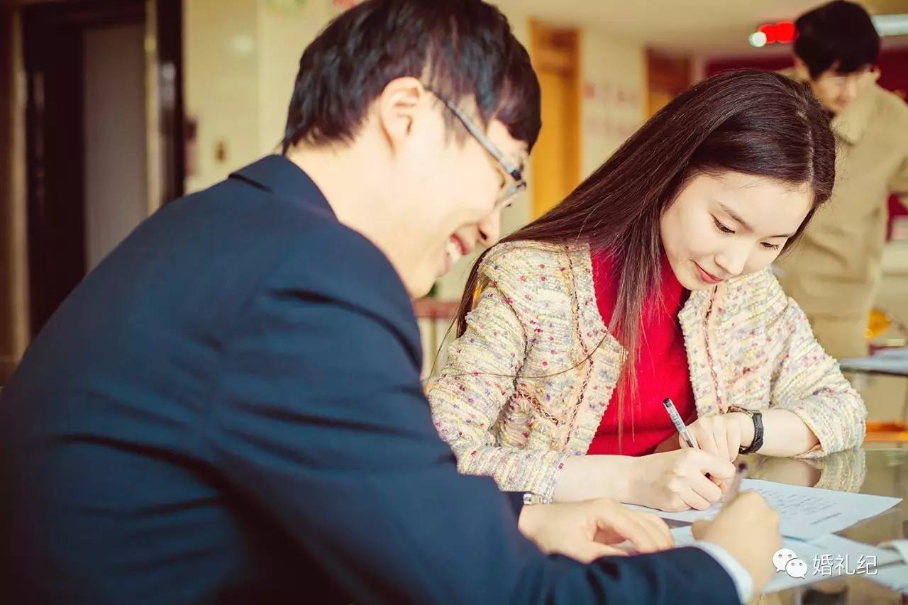 在朋友圈晒领证的那张照片，千万别学大s和奶茶妹妹！