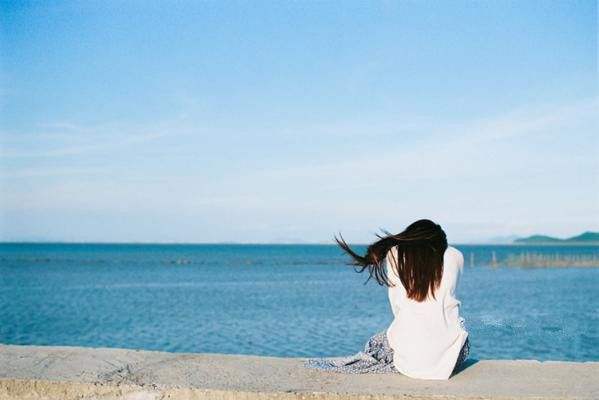 物是人非事事休欲语泪先流意思,物是人非事事休欲语泪先流韩寒