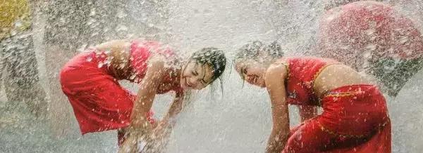 泼水节云南德宏游客视角,德宏泼水节孔雀舞申报吉尼斯纪录