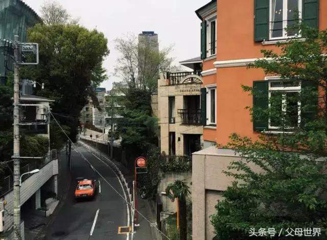 一个从来没用过童车的爸爸抱着孩子去日本水族馆吓人了！