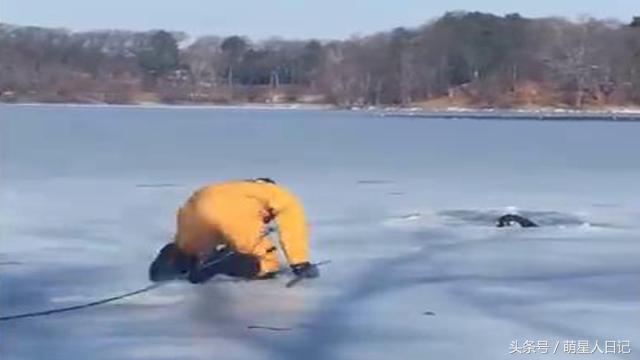 防溺水志愿者劝离下水潜水人员,抗洪水救灾救生队员被洪水冲走