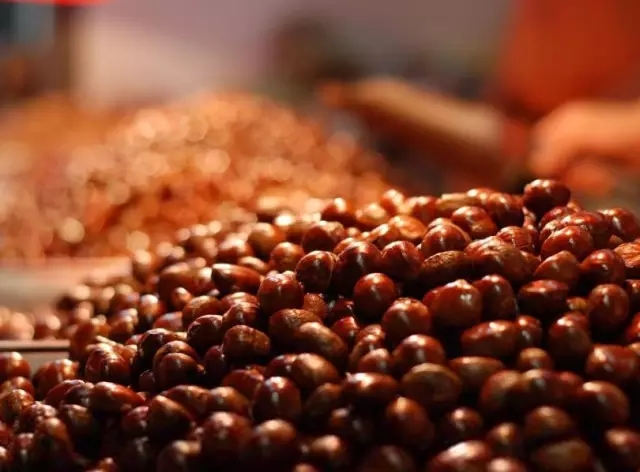 90后小伙街头卖栗子,卖板栗真实收入