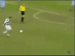 足球搞笑GIF（3）：老兄，你得注意点啊，几万人在看球赛呢