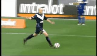 足球搞笑GIF（3）：老兄，你得注意点啊，几万人在看球赛呢