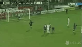 足球搞笑GIF（3）：老兄，你得注意点啊，几万人在看球赛呢