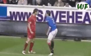 足球搞笑GIF（3）：老兄，你得注意点啊，几万人在看球赛呢