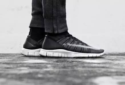 你说我不算一个称职的Sneakers，但我有最早的一款“袜套鞋”