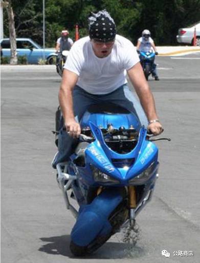 鏃ユ湰鍙戠敓杩囧灏戞鎾炴満浜嬫晠,鏃ユ湰杞︿竴鎾炲氨鎶ュ簾