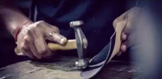 英国女王背双肩包,英国女王专宠乔治王子