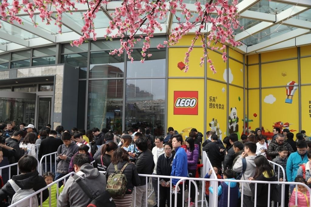 魔都开了大陆首家乐高授权专卖店，积木迷们都疯了！小申手把手，教你怎么买