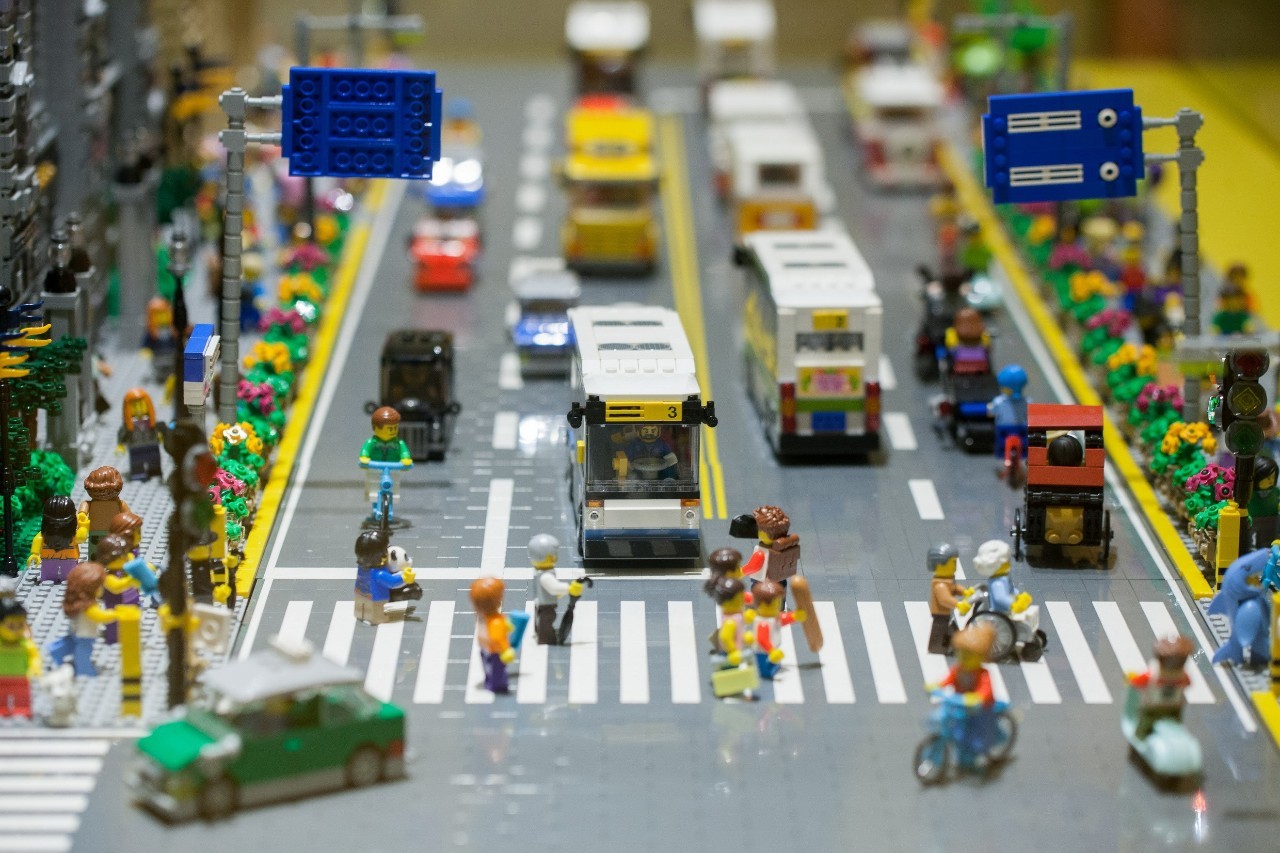 魔都开了大陆首家乐高授权专卖店，积木迷们都疯了！小申手把手，教你怎么买