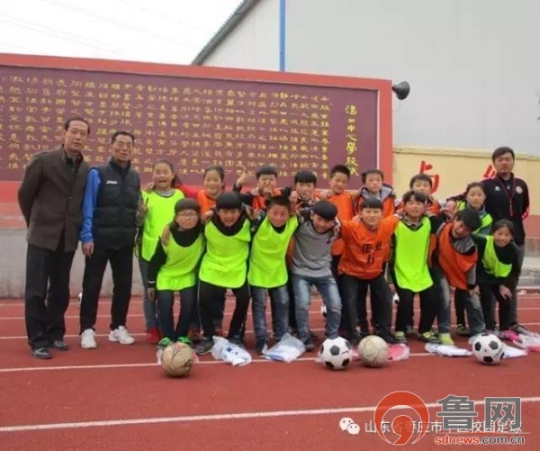 花开烂漫市中校园足球春色浓