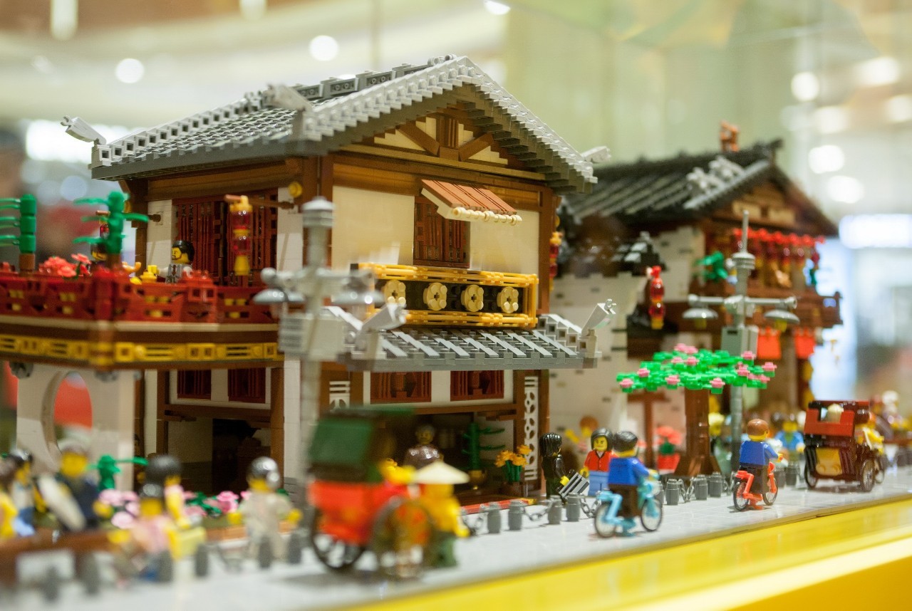 魔都开了大陆首家乐高授权专卖店，积木迷们都疯了！小申手把手，教你怎么买