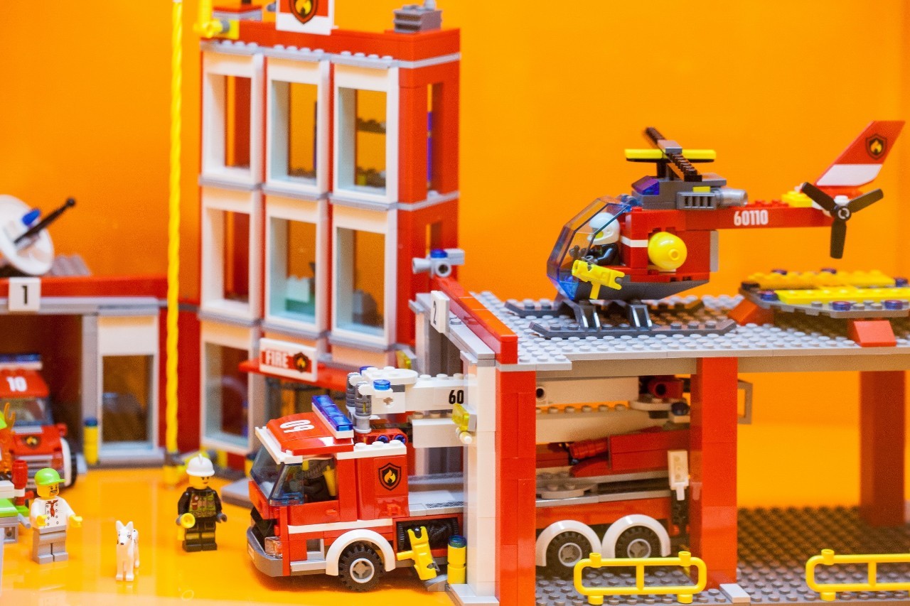 魔都开了大陆首家乐高授权专卖店，积木迷们都疯了！小申手把手，教你怎么买