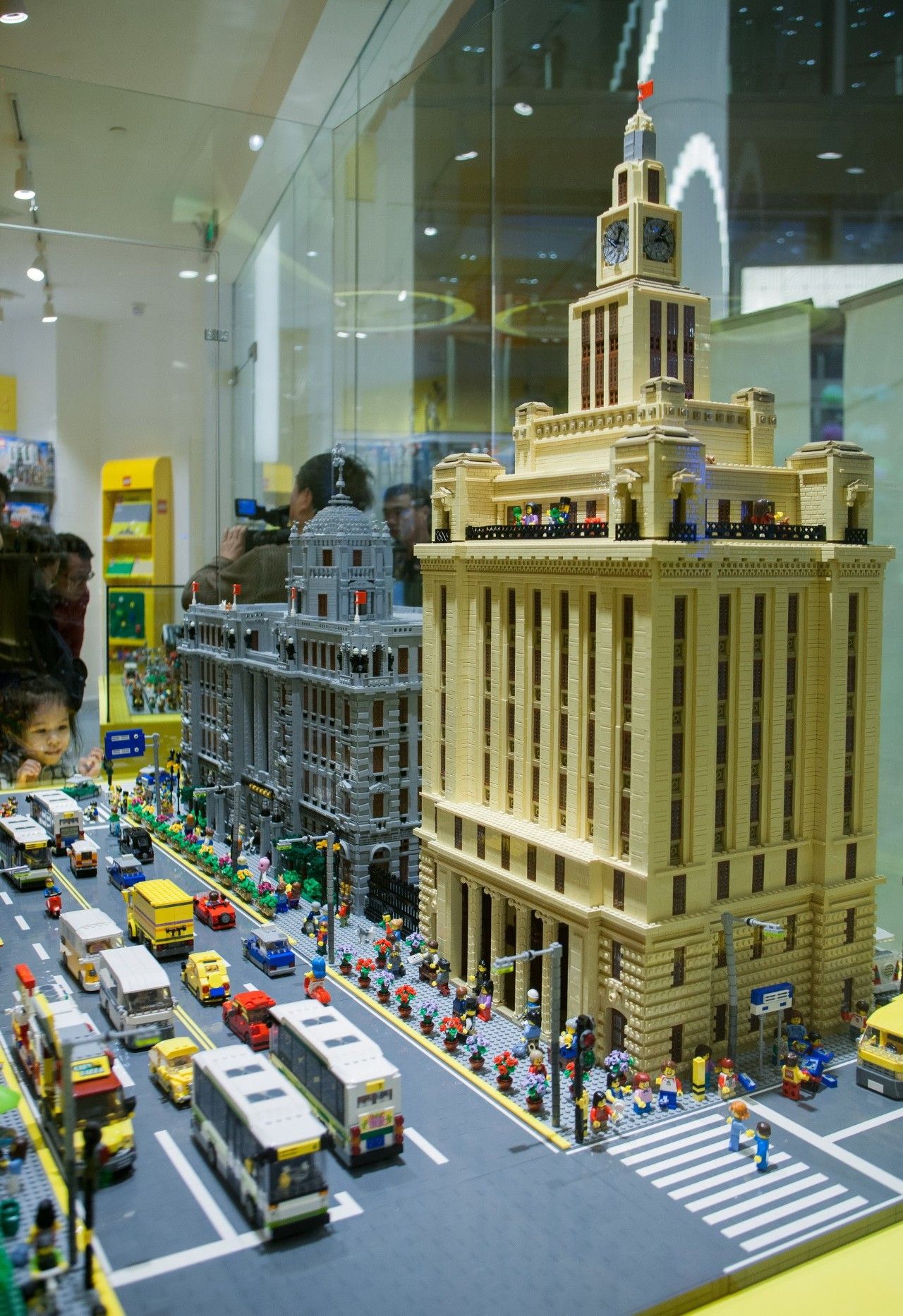 魔都开了大陆首家乐高授权专卖店，积木迷们都疯了！小申手把手，教你怎么买