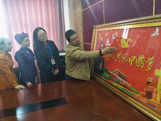 米东区艾合买提夫妇绣毛主席、习主席像送社区表*党**恩