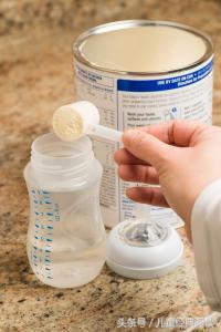 婴幼儿奶粉该怎么去辨别真假？