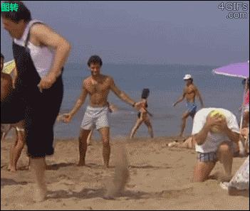 这小伙在沙滩不好好晒太阳，学人射门，射完足球就哭了