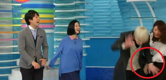 日本某女星推人撞孕妇，吓得全场惊慌，不仅不道歉还哈哈大笑？