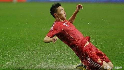 不达标开骂意外首发神换人里皮特点从恒大悄然植入国足