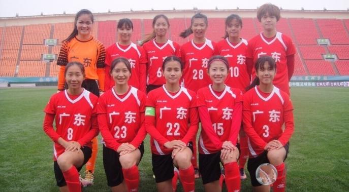 “中国会击败韩国的”足球宝贝熊熙说，“难忘38度高温训练”