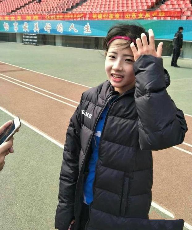 “中国会击败韩国的”足球宝贝熊熙说，“难忘38度高温训练”