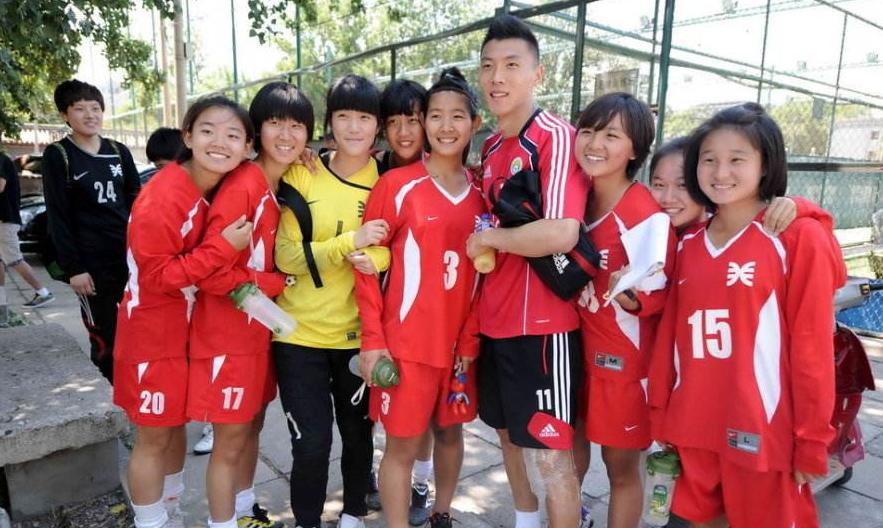 国足女明星球迷,国足女球迷欢呼