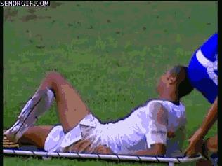 c罗假摔皮克偷笑动图gif,c罗抢伊瓜因单刀动态gif