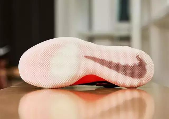 新秀布克格林共同穿过的鞋,布克70分球鞋