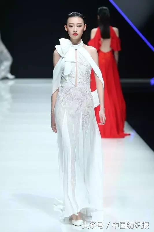 在复古的猜测中醒来，在超模的回忆中离去，在董力的一剑中沦陷