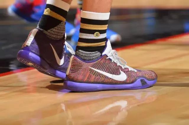 新秀布克格林共同穿过的鞋,布克70分球鞋