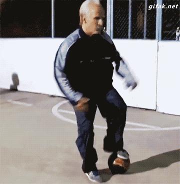 足球搞笑GIF（7）：我跟你讲，你下次再这样子进球会被打的