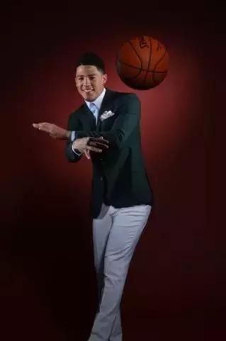 新秀布克格林共同穿过的鞋,布克70分球鞋