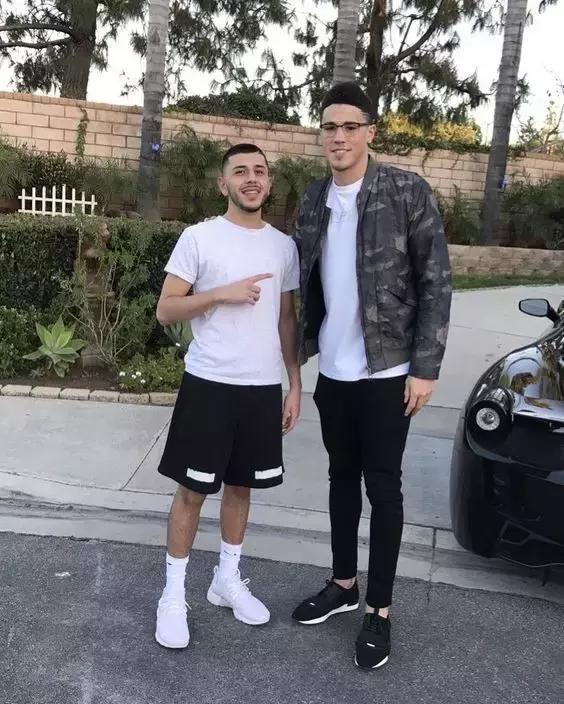 新秀布克格林共同穿过的鞋,布克70分球鞋