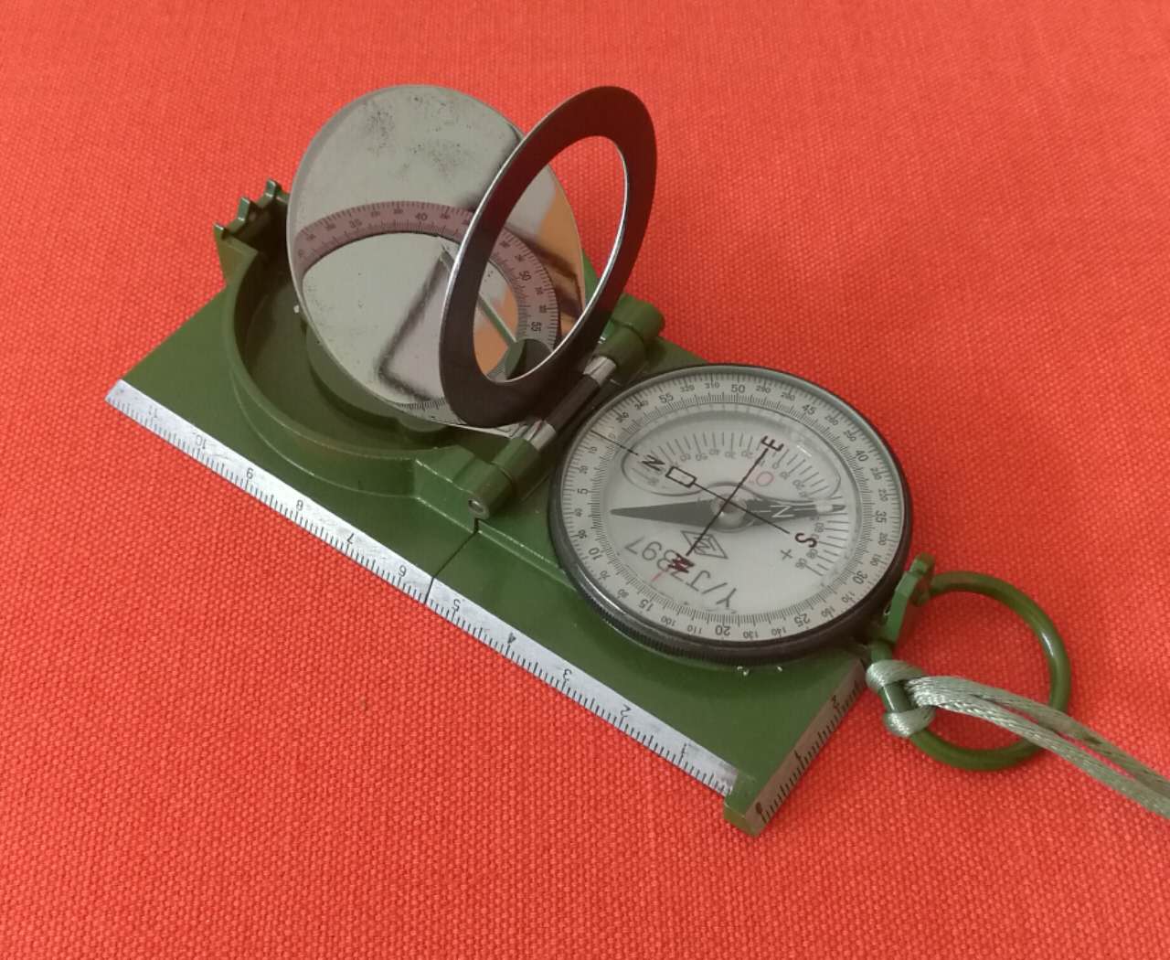 从军品店搞个指北针，学会咋用，咱们就可以玩解放军的按图行进了