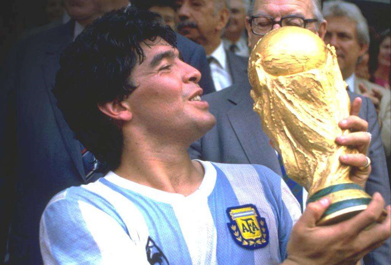 “混球”马拉多纳来华指导校园足球，网友称渣男又来“圈钱”了