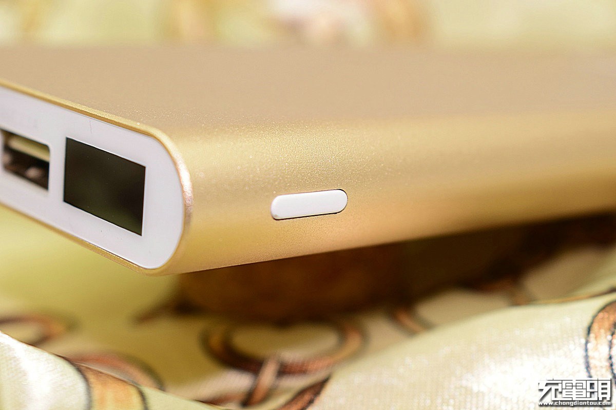 爱国者n1移动电源评测,爱国者金色电源