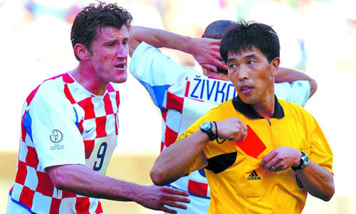 家有豪车只敢开桑塔纳！中国第一金哨因*球赌**入狱他自称是牺牲品