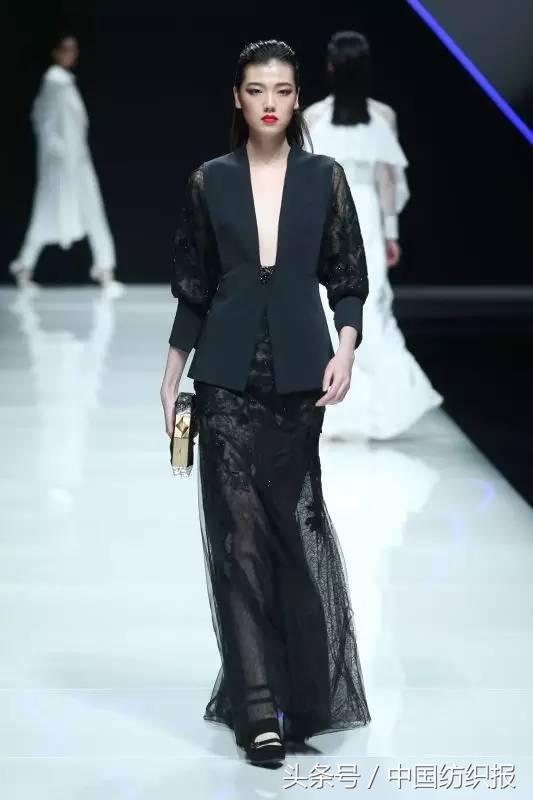 在复古的猜测中醒来，在超模的回忆中离去，在董力的一剑中沦陷