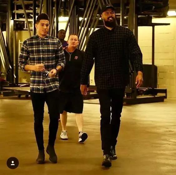 新秀布克格林共同穿过的鞋,布克70分球鞋