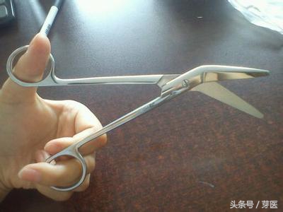 生孩子医生为什么要拿剪刀,生孩子为什么剪一刀的地方会疼