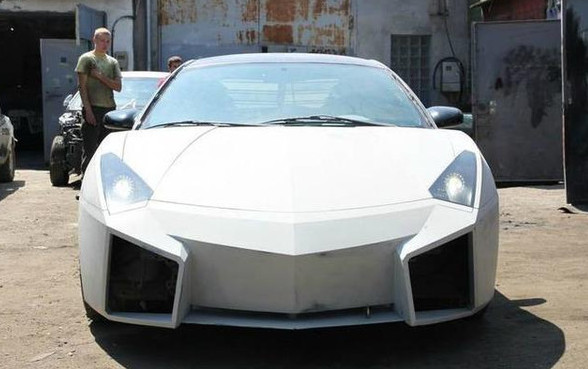 一位小伙造一台概念版兰博基尼,年轻小伙用自家破车造兰博基尼