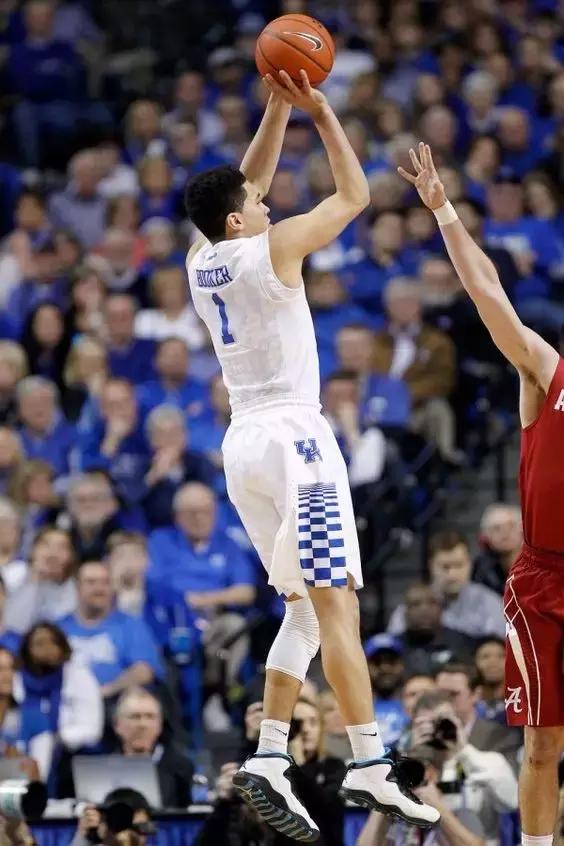 新秀布克格林共同穿过的鞋,布克70分球鞋