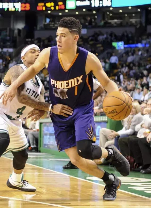 新秀布克格林共同穿过的鞋,布克70分球鞋