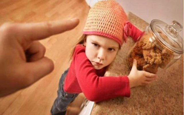 小孩子不可以戴大人的饰品,不要给孩子佩戴贵重物品