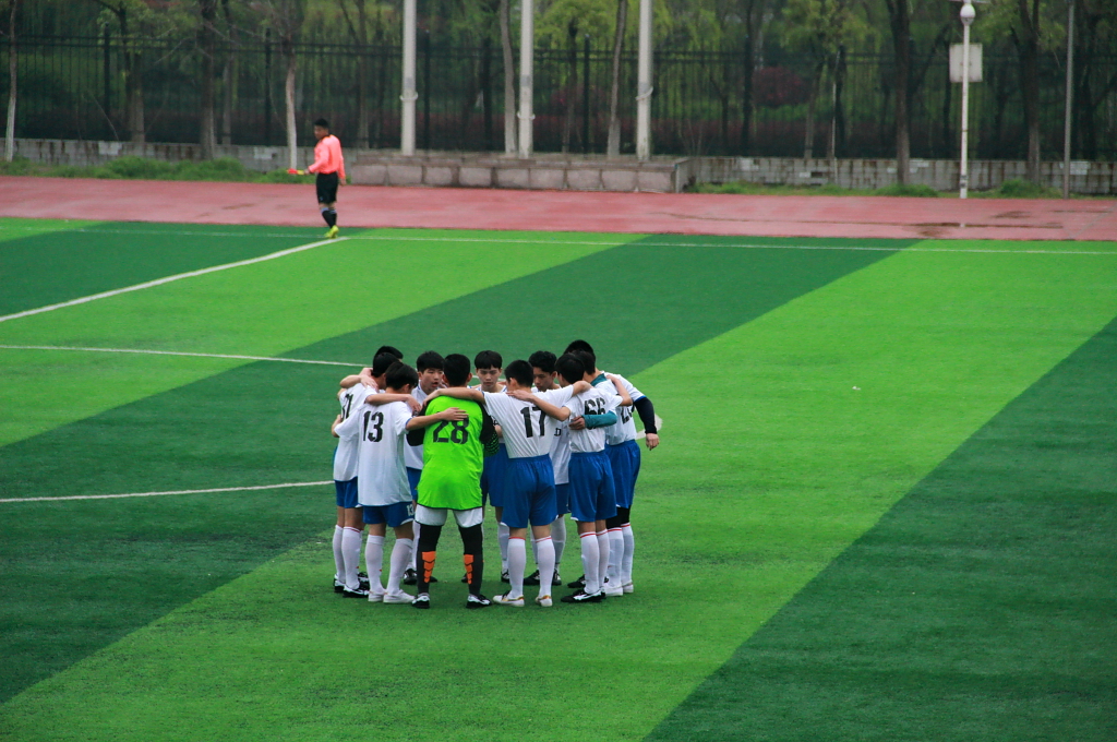 雨中战犹酣足球魅无穷